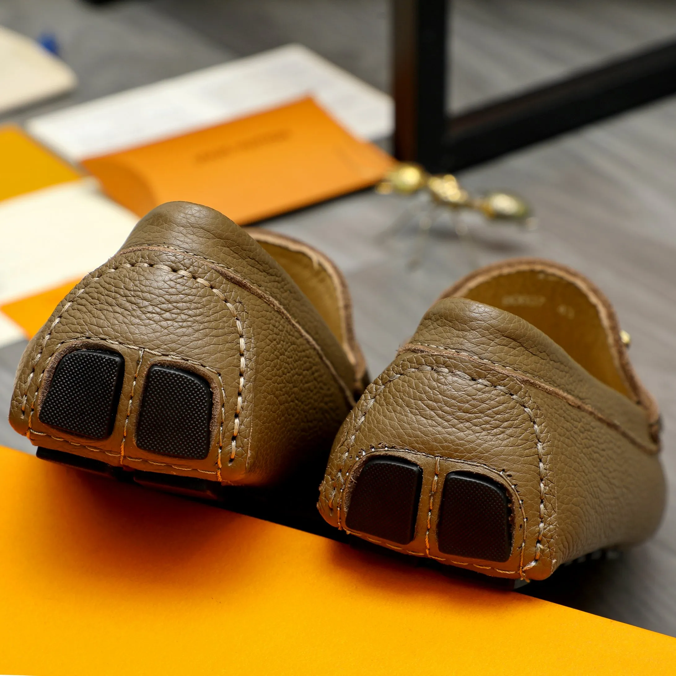 Men's shoes 💰420 Product trademark: LV "Louis Vuitton" casual slip-on shoes Regular size: 38-46 (45.46 custom-made, non-returnable) Product materials: Selected pebbled cowhide upper, sheepskin lining, original rubber outsole